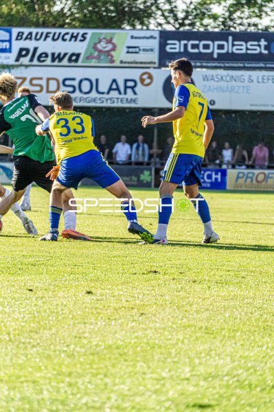 Nülard (#33; SpVgg Vreden) und Kollege (#7) im Zweikampf