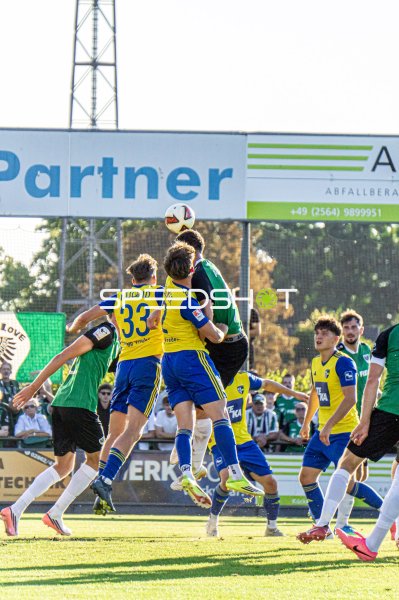 Kopfballduell im Hamalandstadion Vreden – Torwart gegen Angreifer