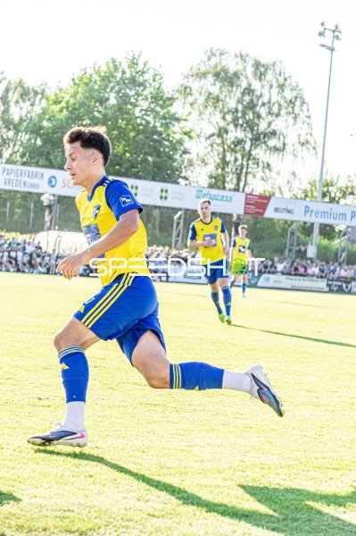 Fußballspieler im Sprint beim Spiel im Hamalandstadion Vreden