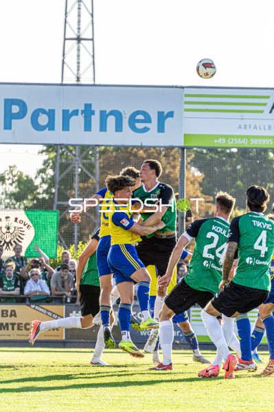 Kopfballduell im Hamalandstadion Vreden beim Fußballspiel