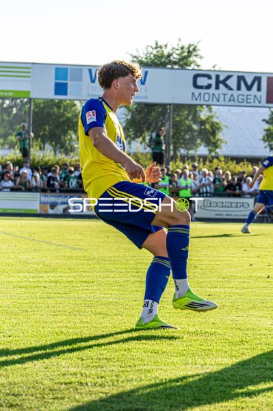 Spieler im gelb-blauen Trikot bei Ballkontrolle im Hamalandstadion