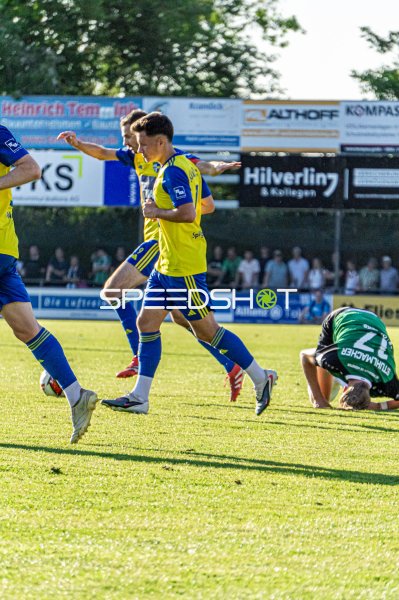 Spieler (#7) im Laufduell beim Fußballspiel im Hamalandstadion Vreden