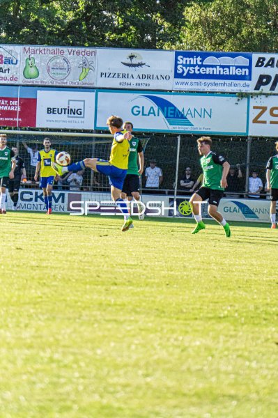 Volleyschuss vor dem Tor im Hamalandstadion Vreden