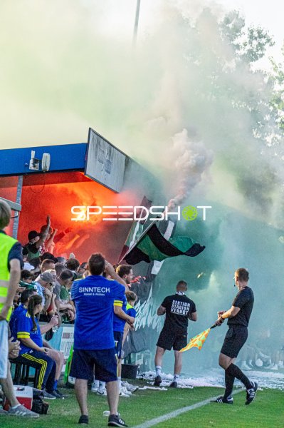 Pyrotechnik und Rauch bei Fanfeier im Hamalandstadion Vreden