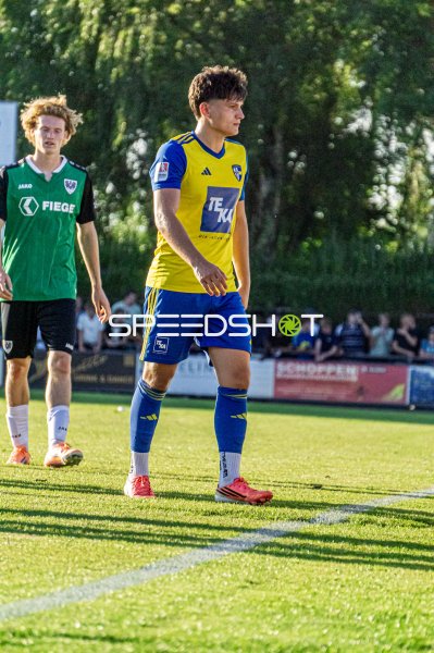 Fußballspieler im gelb-blauen Trikot im Hamalandstadion Vreden