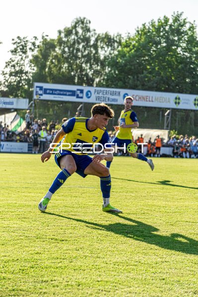 Spieler im Laufduell beim Fußballspiel im Hamalandstadion Vreden