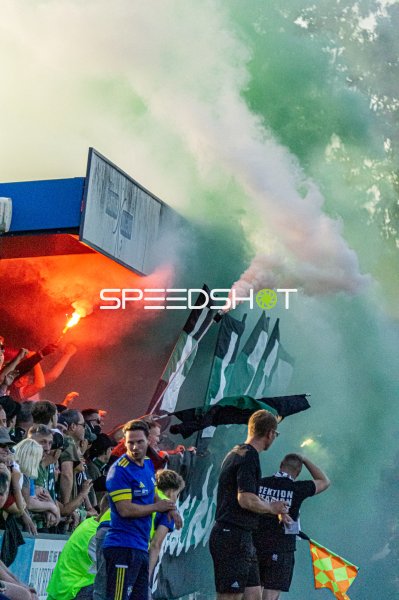 Fankurve im Hamalandstadion Vreden mit Pyrotechnik und Rauch