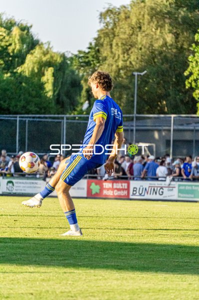 Fußballspieler im blauen Trikot nimmt Ball per Knieball an
