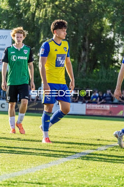 Spieler im gelb-blauen Trikot im Spielgeschehen im Hamalandstadion