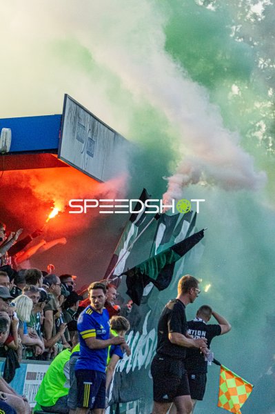 Pyrotechnik und Rauch in der Fankurve im Hamalandstadion Vreden
