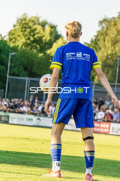 Spieler im blauen Trikot mit Ball im Hamalandstadion Vreden