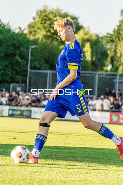 Spieler #25 im Ballkontakt beim Fußballspiel in Vreden