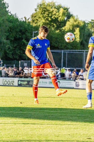 Spieler im blauen Trikot kontrolliert den Ball im Hamalandstadion