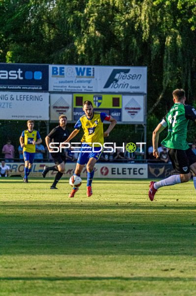 Spielszene im Hamalandstadion Vreden mit Ball am Fuß