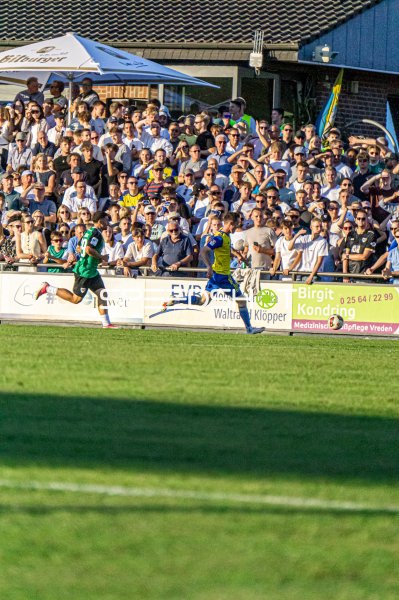 Zweikampf im Hamalandstadion Vreden vor vollem Zuschauerrang
