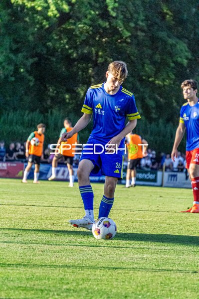 Spieler (#26) am Ball im Hamalandstadion Vreden
