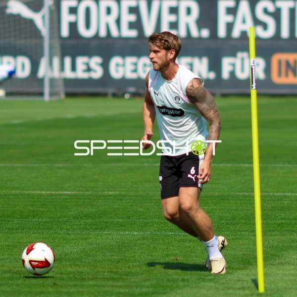Marcus Mathisen (#6) beim Trainingsslalom mit Ball