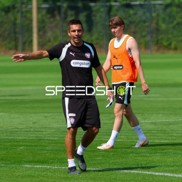 Marcel Rapp gibt Anweisungen beim Training des FC St. Pauli