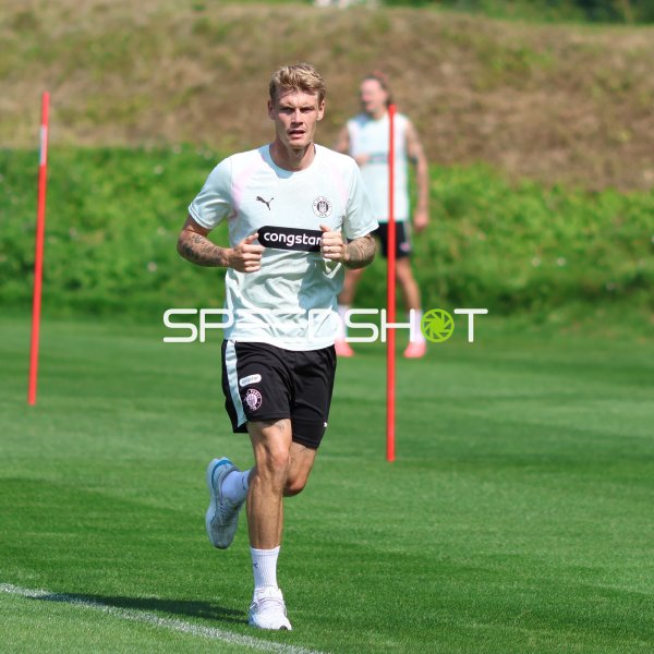 Eric Smith beim Lauftraining auf der Trainingsanlage des FC St. Pauli