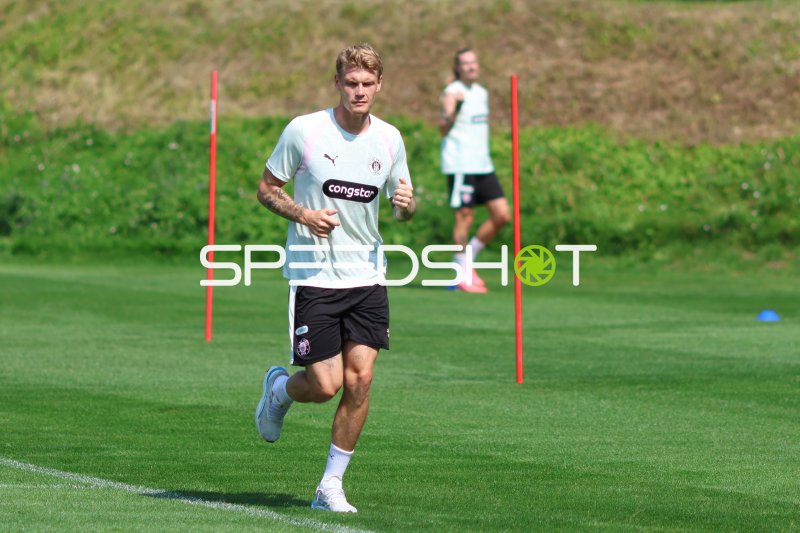 Eric Smith (FC St. Pauli) beim Lauftraining auf dem Trainingsgelände