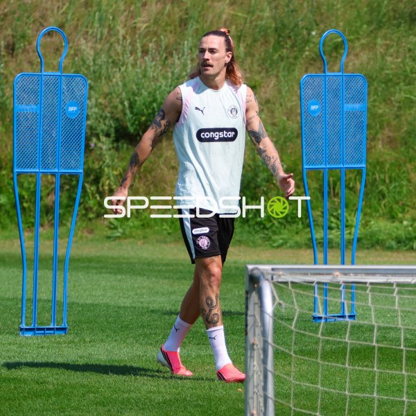 Jackson Irvine (#7; FC St. Pauli) beim Training in Hamburg