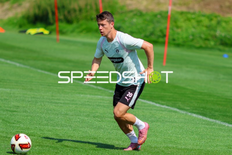 Mathias Rasmussen (#20; FC St. Pauli) beim Training in Hamburg