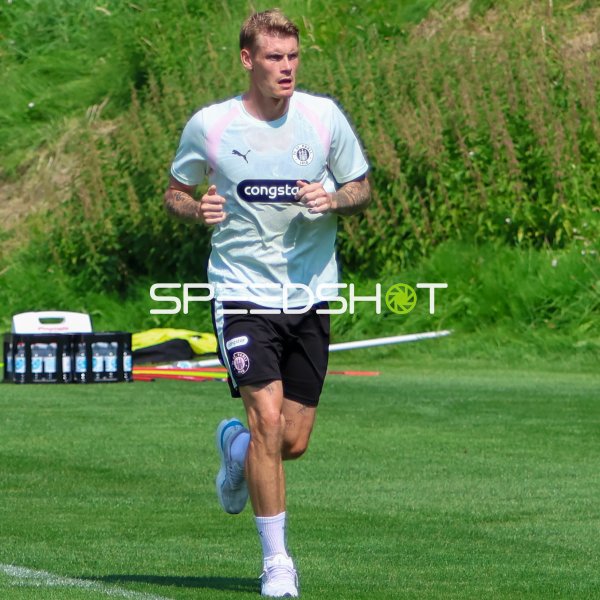 Eric Smith (#8; FC St. Pauli ) beim Lauftraining auf der Trainingsanlage Hamburg