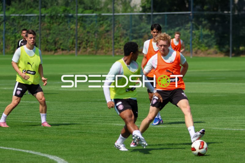 FC St. Pauli Spieler im Trainingszweikampf auf der Trainingsanlage