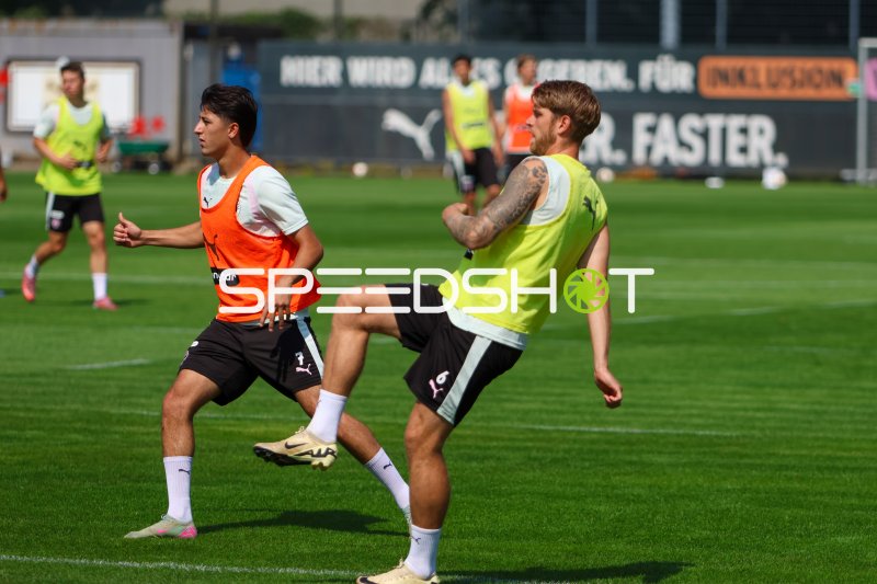 FC St. Pauli Spieler im Zweikampf beim Training in Hamburg
