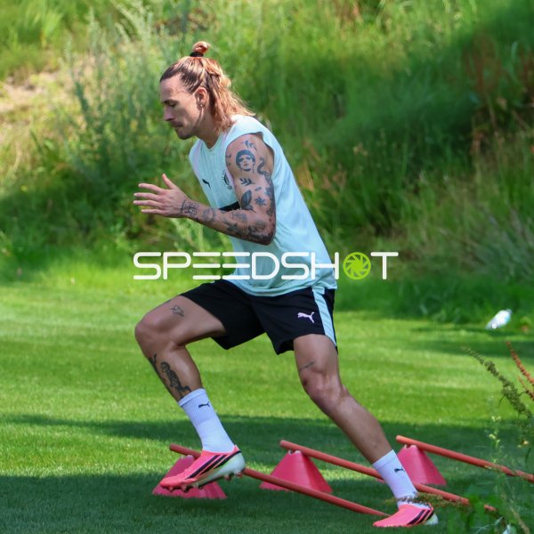Jackson Irvine (#7; FC St. Pauli) beim Koordinationstraining über Hürden
