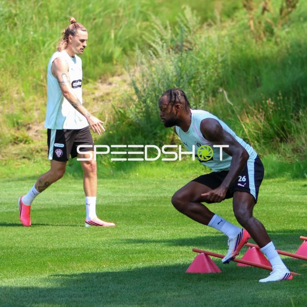 Jackson Irvine und Ricky-Jade Jones beim Training des FC St. Pauli in Hamburg