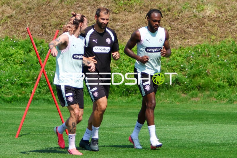 7Thomas Barth und Ricky-Jade Jones (#26; FC St. Pauli) beim Lauftraining mit Jackson Irvine (#7; FC St. Pauli)
