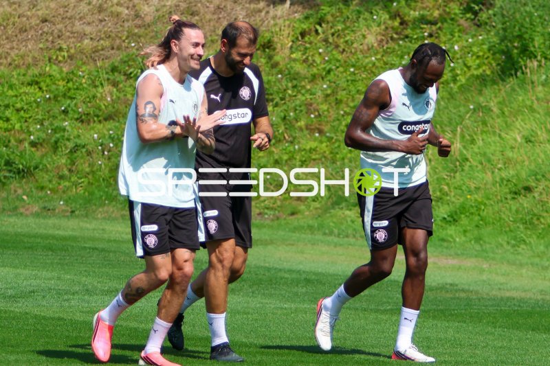 Jackson Irvine beim Lauftraining auf der Trainingsanlage des FC St. Pauli