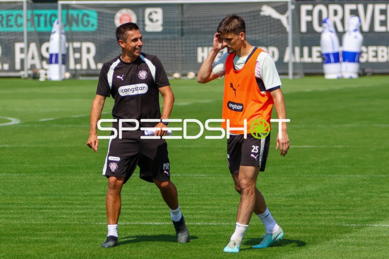 Marcel Rapp (#mr; FC St. Pauli) im Gespräch mit Adam Dzwigala (#25; FC St. Pauli)