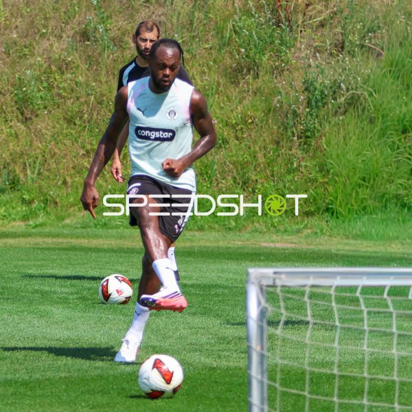 Ricky-Jade Jones (#26; FC St. Pauli) mit Ball am Tor