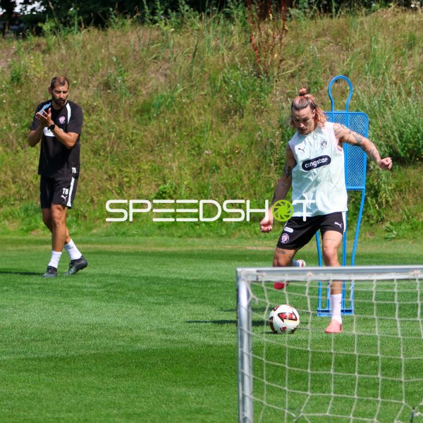 Jackson Irvine (#7; FC St. Pauli) beim Torschuss im Training