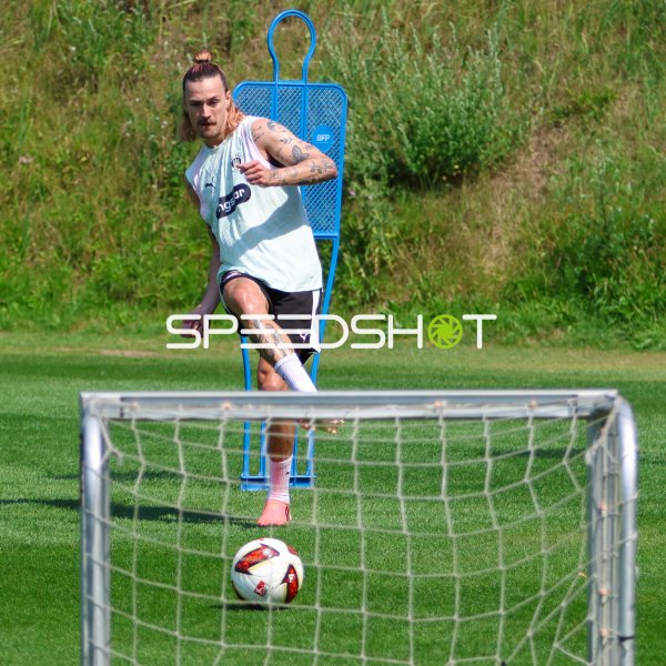 Jackson Irvine beim Torschuss-Training des FC St. Pauli