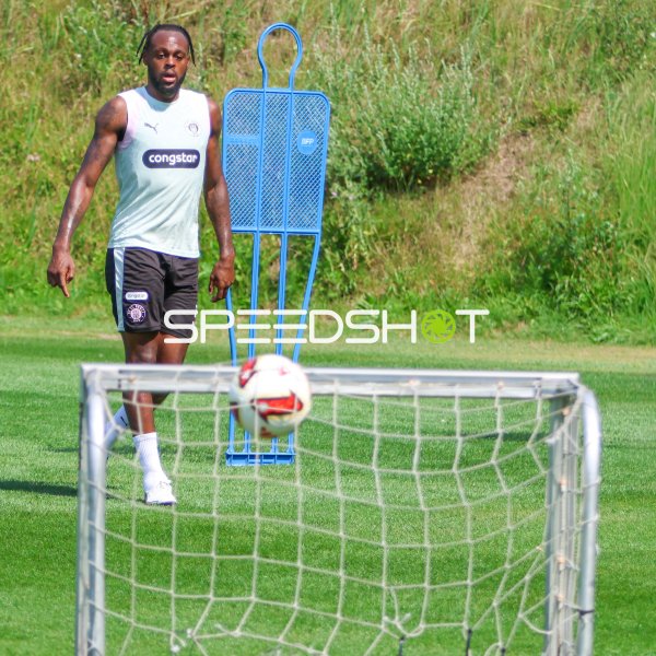Ricky-Jade Jones (#26; FC St. Pauli) beim Torschuss im Training