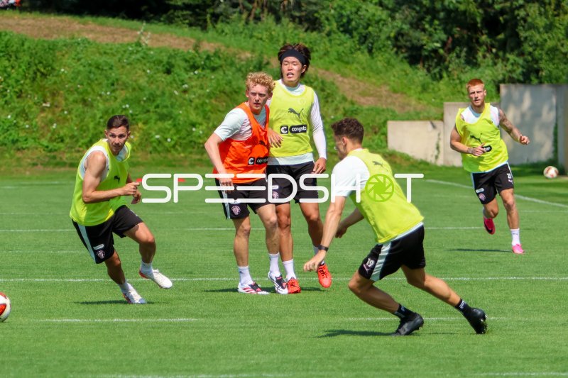 FC St. Pauli Spieler im Trainingsspiel auf der Trainingsanlage
