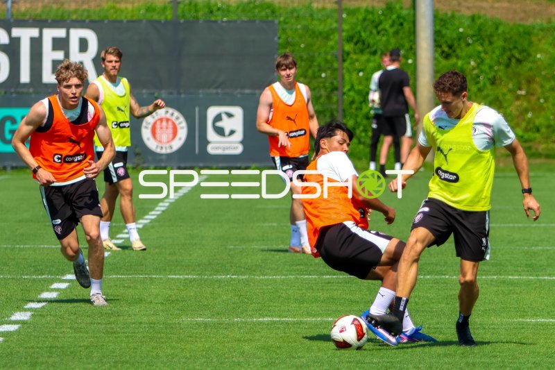FC St. Pauli Spieler im intensiven Zweikampf beim Training in Hamburg
