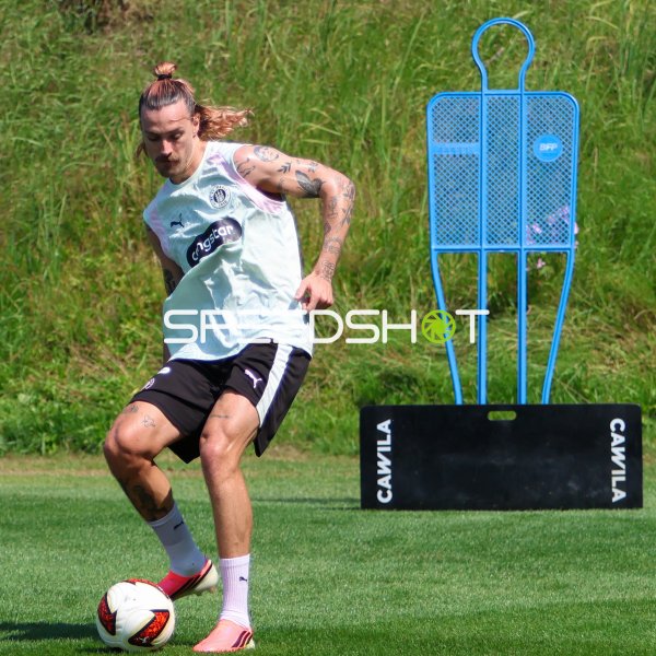 Jackson Irvine (FC St. Pauli) beim Dribbling im Training