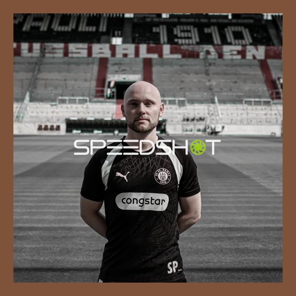FC St. Pauli Spieler posiert vor der Tribüne im Millerntor-Stadion