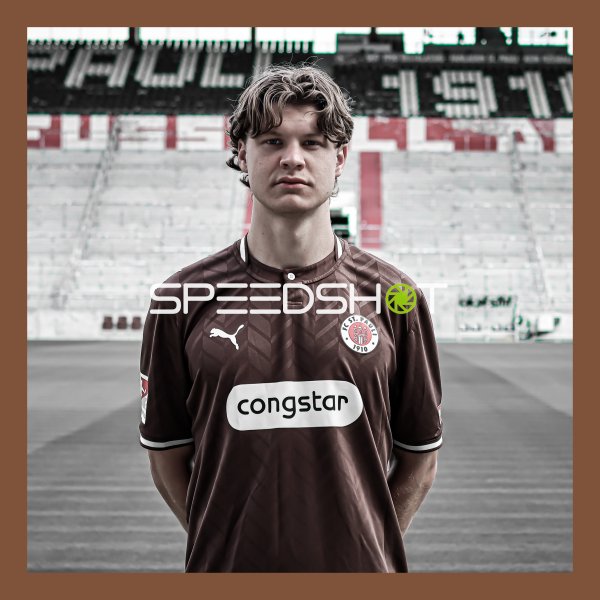 FC St. Pauli Spieler im Heimtrikot – Porträt an der Trainingsanlage