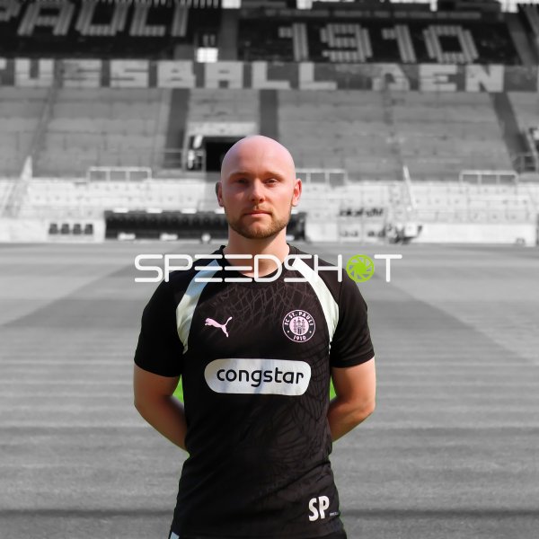 FC St. Pauli Spieler posiert im Millerntor-Stadion