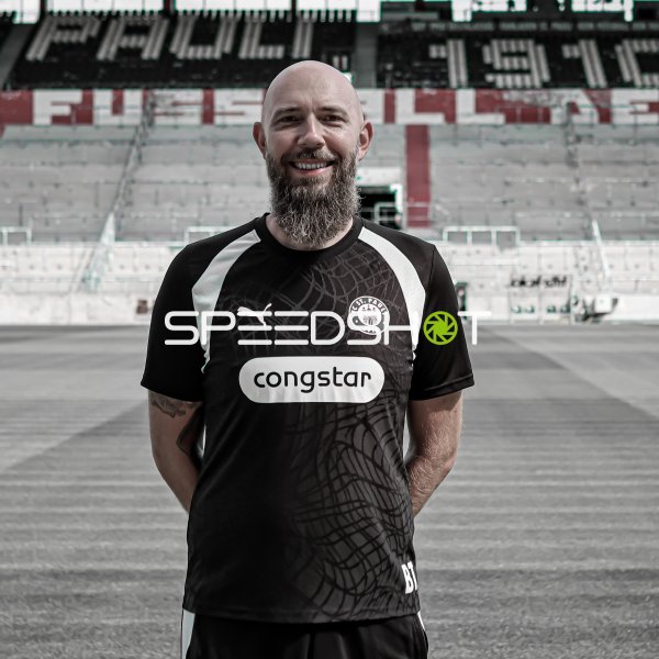 FC St. Pauli Spieler posiert lächelnd an der Trainingsanlage