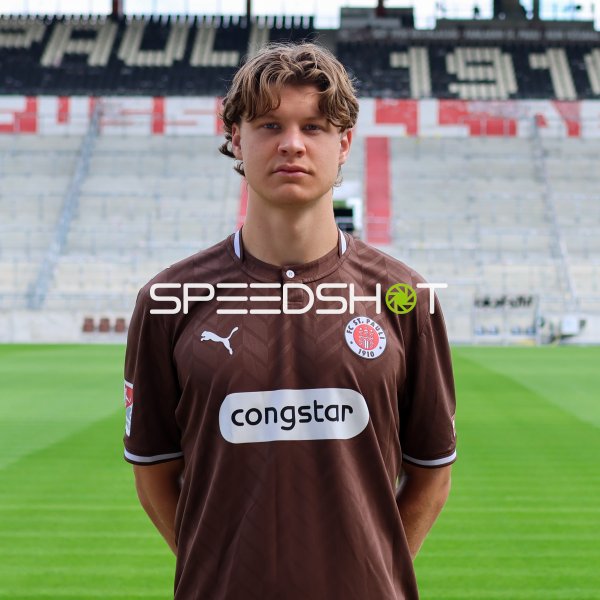 FC St. Pauli Spieler posiert im Stadion für Porträtaufnahme