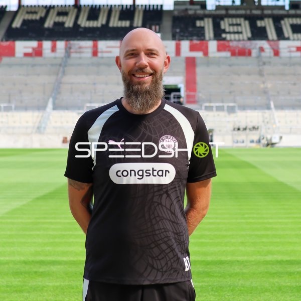 FC St. Pauli Spieler posiert lächelnd auf dem Trainingsplatz
