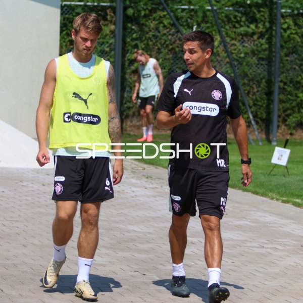 Marcel Rapp und Marcus Mathisen im Gespräch beim FC St. Pauli Training
