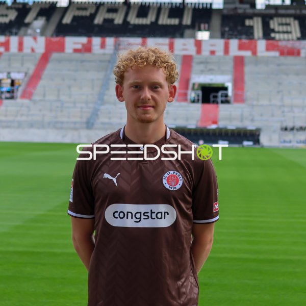 FC St. Pauli Spieler posiert für Porträtfoto im Millerntor-Stadion