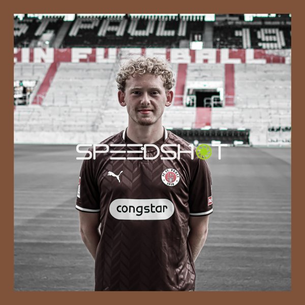 FC St. Pauli Spieler posiert für Porträtaufnahme im Millerntor-Stadion